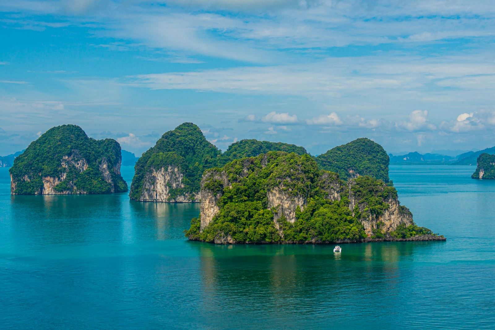 Limestone island in Thailand (Photos by Unsplash)